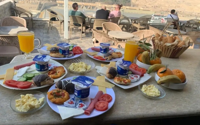 Tut Pyramids View Hotel