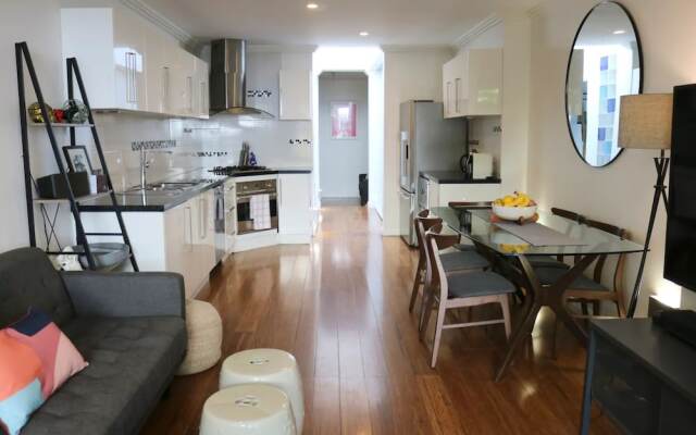 Elegant 2 Bedroom House in Inner City Oasis