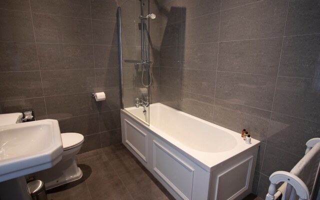 Spacious 2 Bedroom Apartment Surrounded with 36 Acres of Parkland