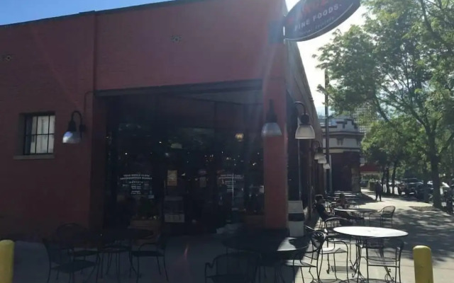 Cap Hill 3-bedroom Garage Parking With Backyard