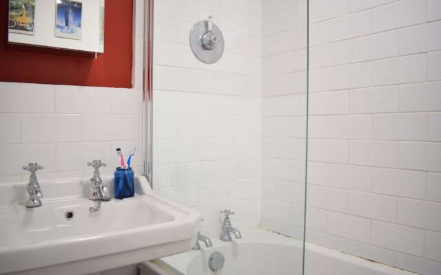 Top Floor 2 Bedroom Apartment in Hackney