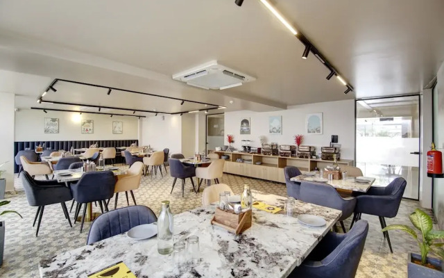 Saltstayz Premier - Near Golf Course Road & Sector 57
