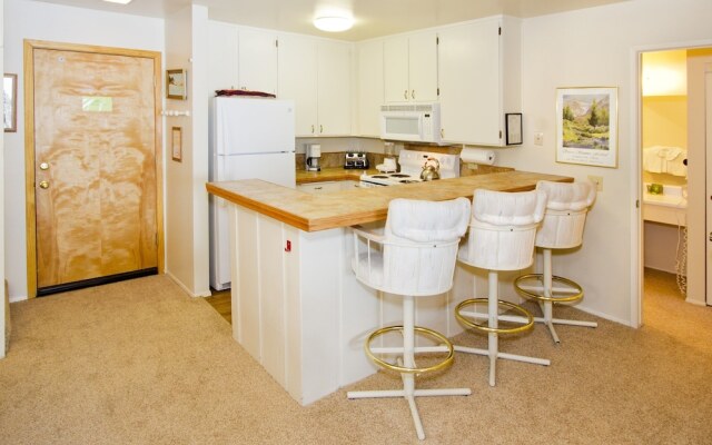 St. Anton Wooded View 2-bedroom Condos w/ Ski Lockers