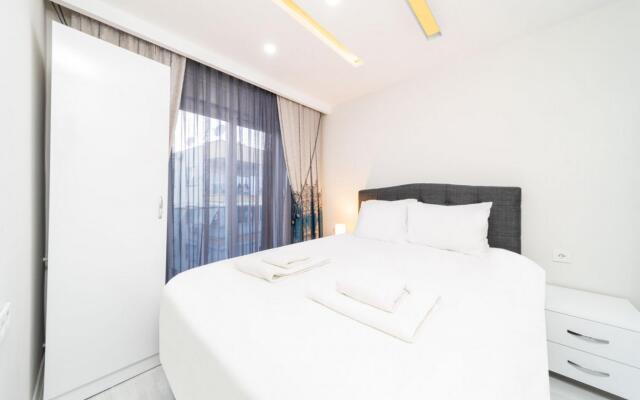 Modern and Central Flat Near Beach in Muratpasa
