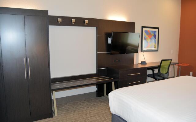 Holiday Inn Express And Suites, an IHG Hotel