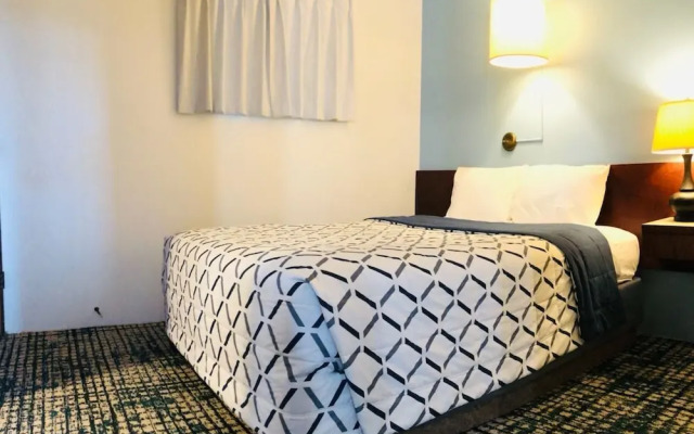 Curly Redwood Lodge