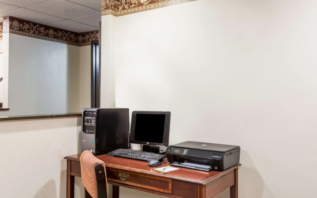 Days Inn & Suites by Wyndham Youngstown / Girard Ohio