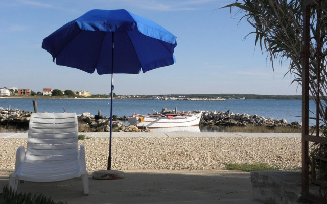 Teo - 8m From the sea & Parking - A2 Bijeli