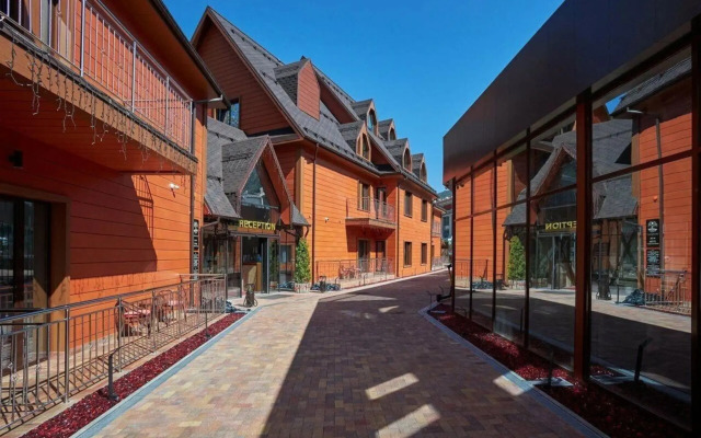 Апартаменты в отеле Red Wood (Ред Вуд)