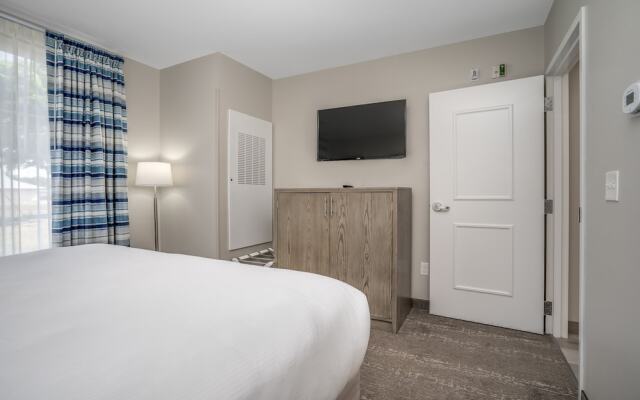 Lighthouse Inn & Suites