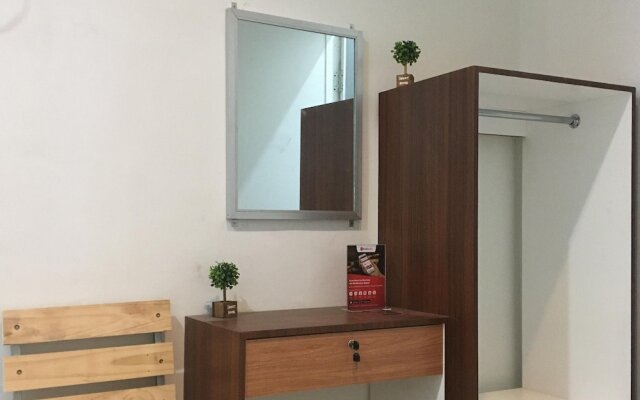 RedDoorz near Institut Kesehatan Helvetia