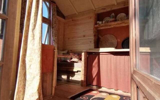 Stargazer Shepherds Hut. A Warm and Cosy Getaway