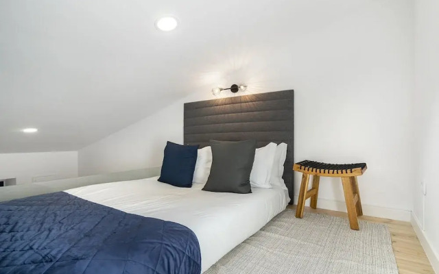 Urban Escape: 1-Br W/Mezzanine Near Campo Ourique