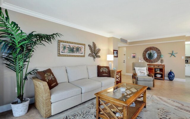 Beachfront Condo With Panoramic Ocean Views and Pool