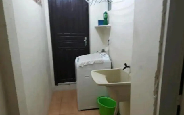 Apartamento térreo com ar condicionado bem localizado