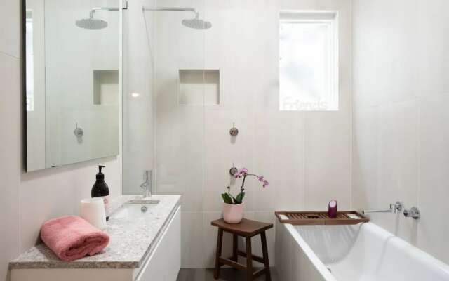 2 Bedroom Garden Apartment by Bondi Beach