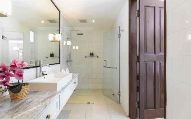 Villa Merah – Bathroom – Kuta
