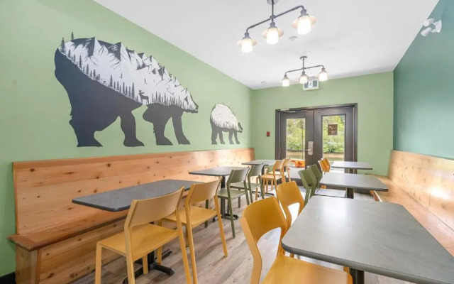 Squamish Adventure Inn & Hostel