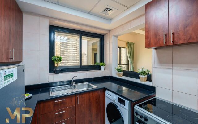 1 Bedroom Apartment with Panoramic Marina Views	