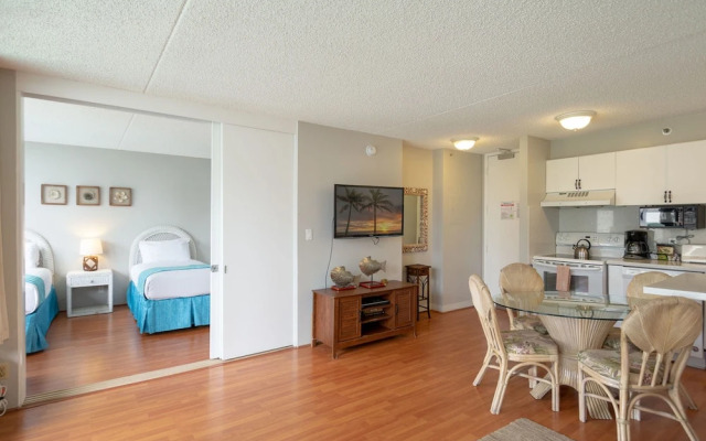 Waikiki Banyan - Pool Deck Level Tower 1 Suite 610