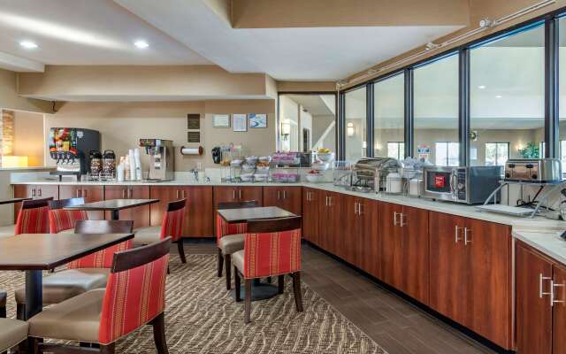 Comfort Suites near Robins Air Force Base