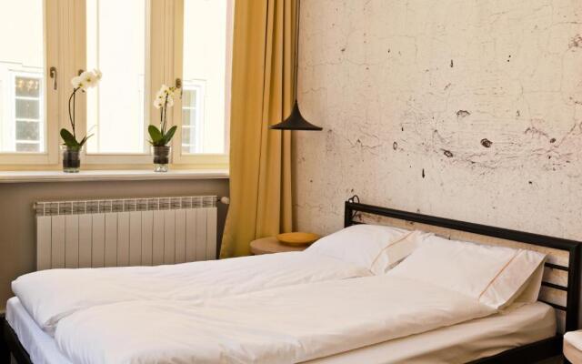 Sleep in Hostel & Apartments