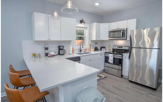 Delightfully Renovated 4 BR2 BA Near DT Riverwalk