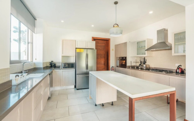 Luxury 6BR Villa w Pool Maid at Yarari