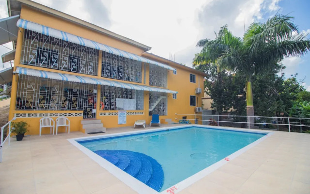 9 bed Villa Montego 10 Minute Walk to the Beach