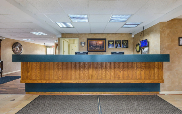 Econo Lodge Inn & Suites Triadelphia - Wheeling