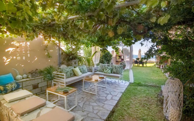 Lovely apartment just infront of the beach