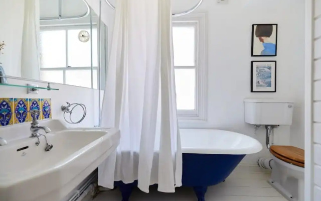 The Hampstead Wonder Spacious 4bdr House With Balcony