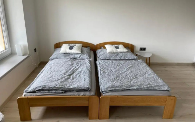 Soukromý pokoj s kuchyní a koupelnou v řadovce