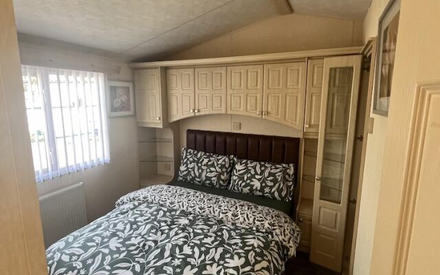 Cozy Cabin Retreat in Towyn