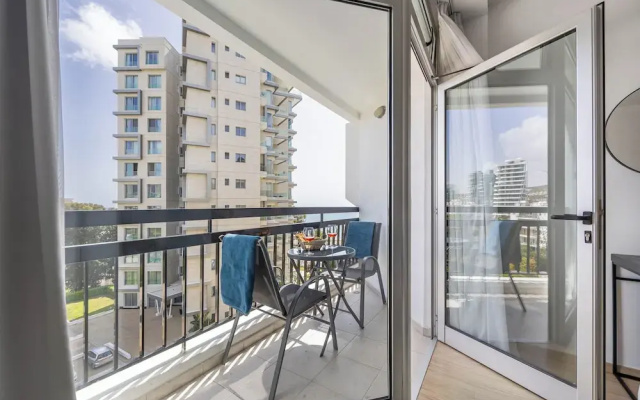 Marathon Beach Apartment - Sea View, Shared Pool
