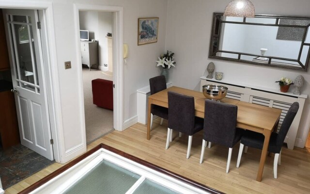 Spacious and Homely 3 Bedroom Clifton Flat