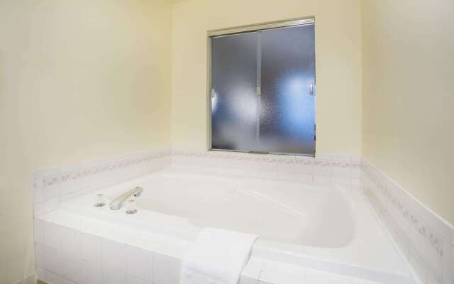 Days Inn by Wyndham Seattle Aurora