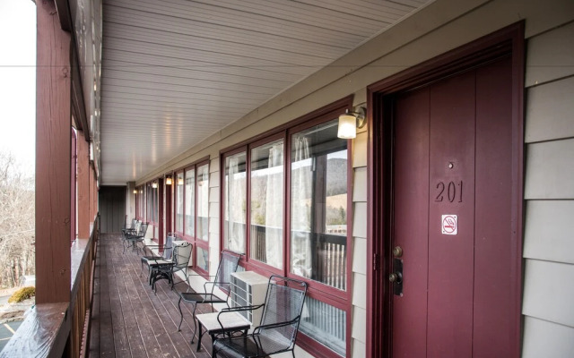 Cliff Dwellers Inn