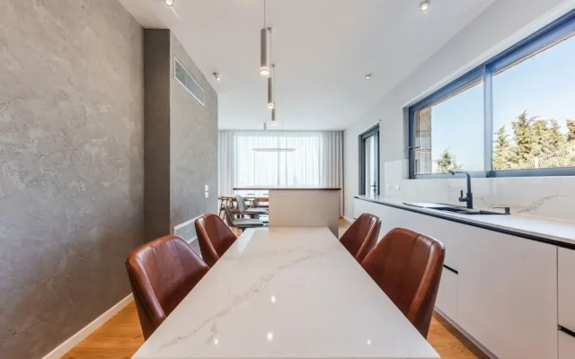 Villa Serenity Luxury Lakeside Manor