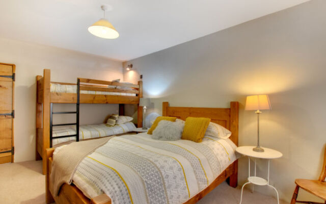 Holiday Home Deri'r Mynach