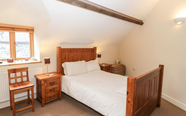 2 Hwyrfryn Stables