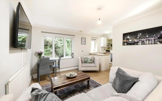 One bedroom central Slough with parking