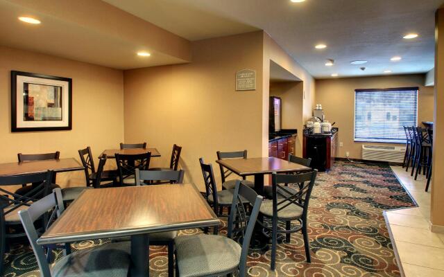 Cobblestone Inn & Suites - Rugby