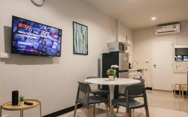 S2 Silom Large room 4-6 guests Full kitchen WIFI