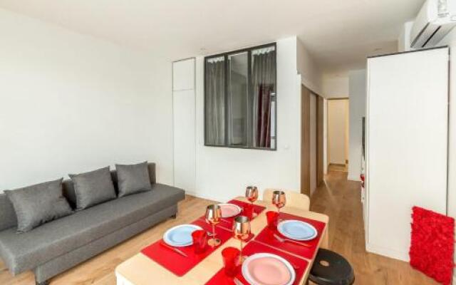 Lavie Maison Eiffel AC Hot Tub