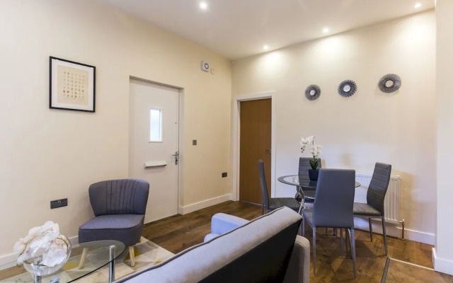 Luxurious Renovated Ealing Victorian Flat for 3