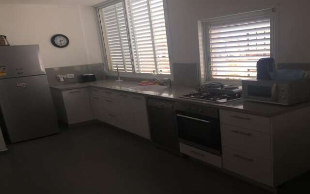 Luxury apt heart  Bat-Yam 3 m walk beach