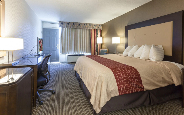 Red Roof Inn & Suites DeKalb