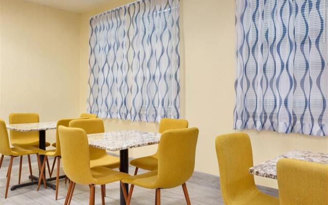 Days Inn & Suites by Wyndham DFW Airport South-Euless