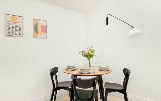 Bright Apartment Poznań by Renters